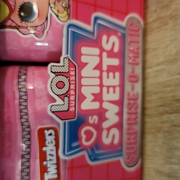 10 LOL ❤️'s MINI SWEETS Surprise-O-Matic 9 surprises per unit Authentic NWT CASE - Picture 11 of 16